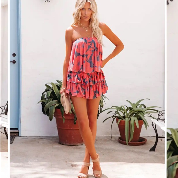 SOLD - Vici Collection, super cute floral ruffle jumpsuit - Picture 1 of 4